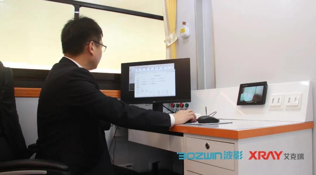 飛越車載CT車內(nei) 醫護控製室